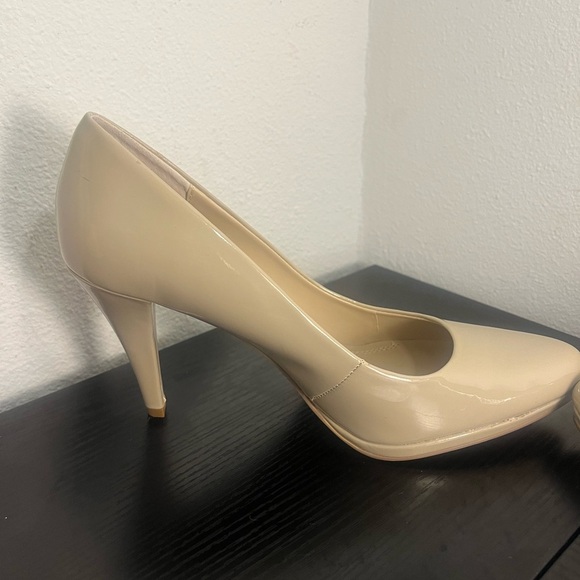 Ellen Tracy Cream Heels Classic Stiletto Design - Picture 5 of 10